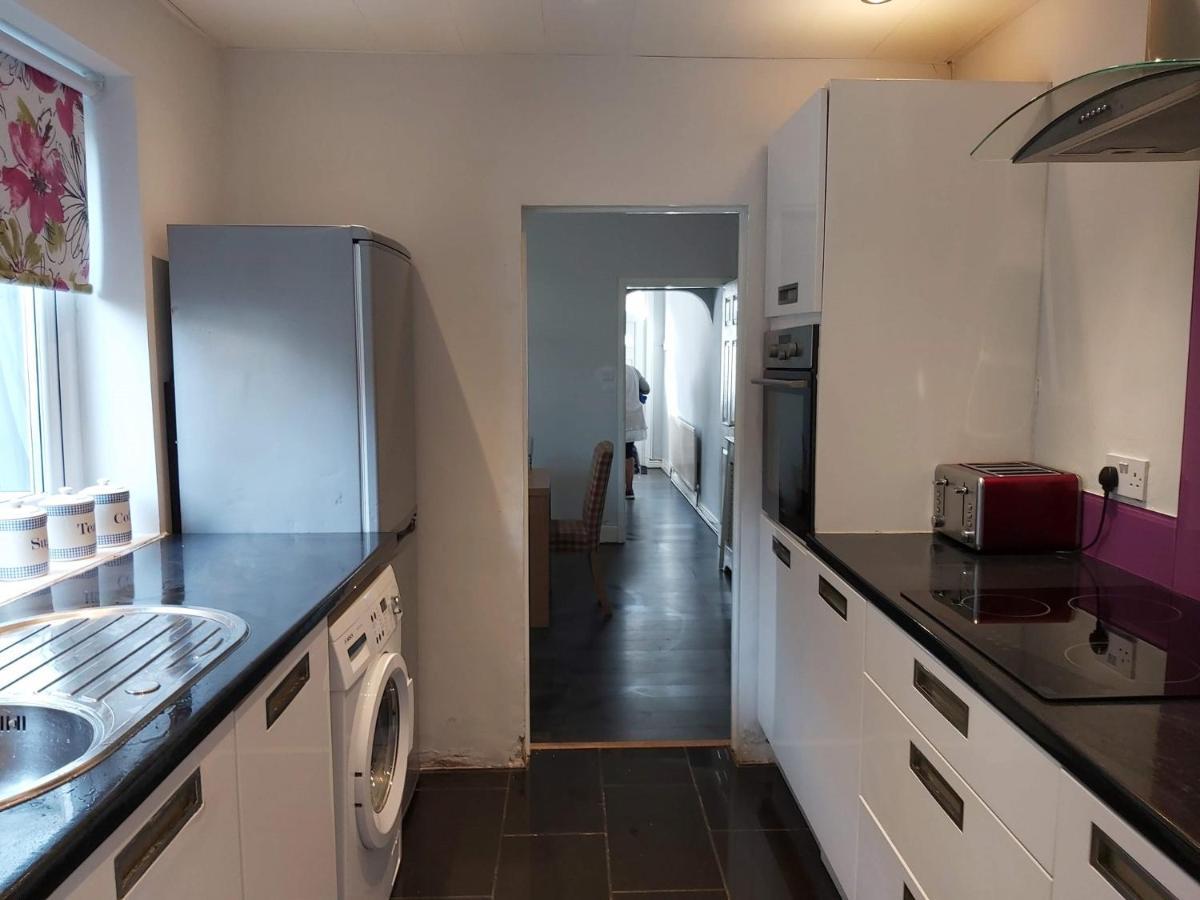 Pearson House - Huku Kwetu 3 Bedroom End Of Terrance House - Family And Business Group Self Catering Accommodation -Huku Kwetu نوتينغهام المظهر الخارجي الصورة