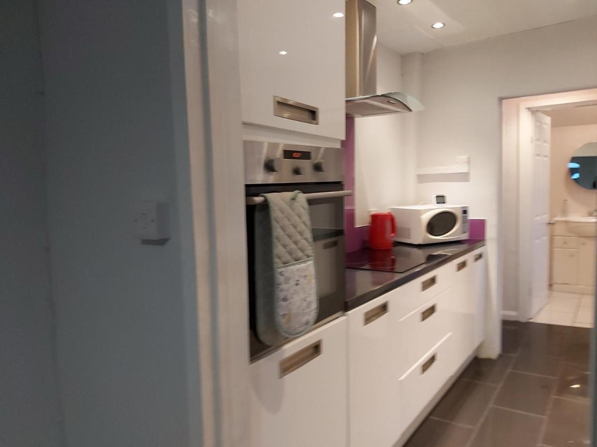Pearson House - Huku Kwetu 3 Bedroom End Of Terrance House - Family And Business Group Self Catering Accommodation -Huku Kwetu نوتينغهام المظهر الخارجي الصورة