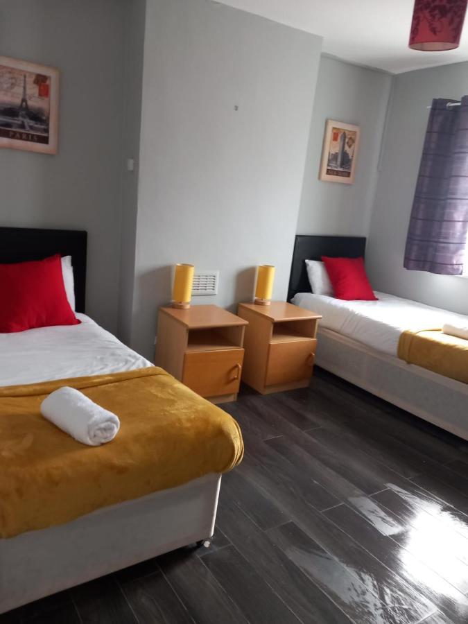Pearson House - Huku Kwetu 3 Bedroom End Of Terrance House - Family And Business Group Self Catering Accommodation -Huku Kwetu نوتينغهام المظهر الخارجي الصورة