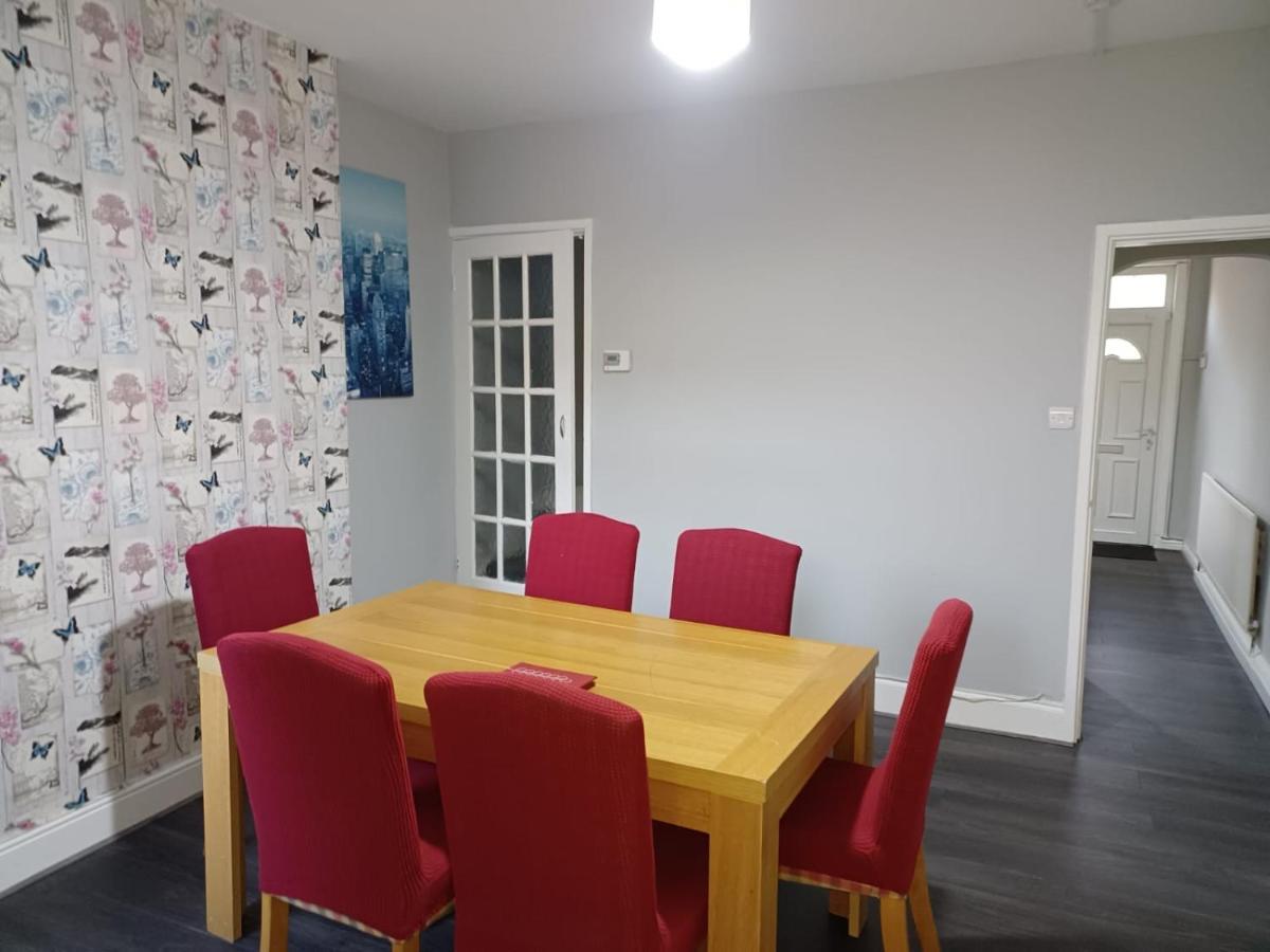 Pearson House - Huku Kwetu 3 Bedroom End Of Terrance House - Family And Business Group Self Catering Accommodation -Huku Kwetu نوتينغهام المظهر الخارجي الصورة